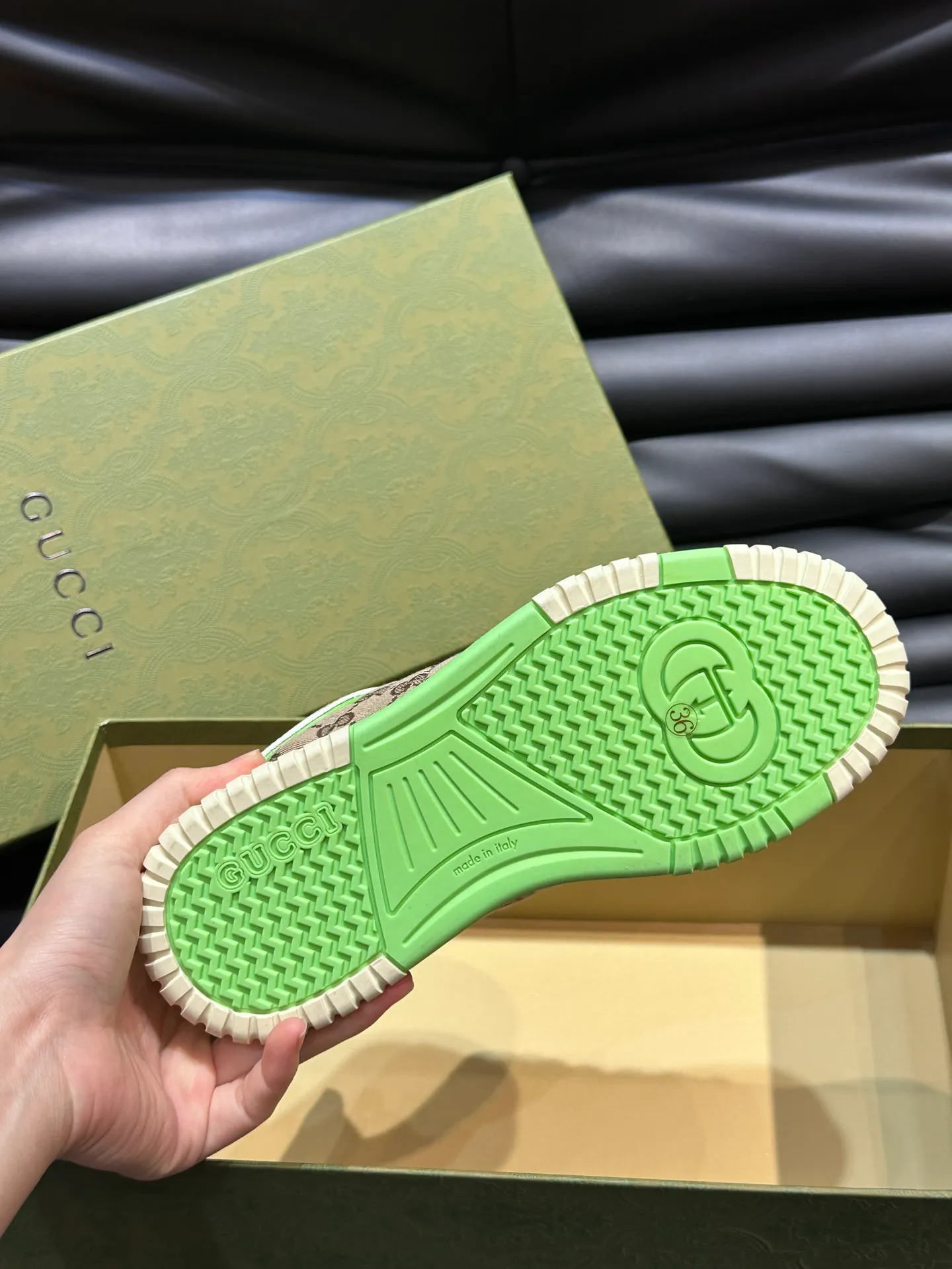 Men's shoes 💰p480 "GUCC*" Re series 👫 Couple style webbed leather sneakers, as the first sneakers created by Sabato De Sarno for Gucci, the Re-Web series reinterprets the brand's classic stripes, with bold and unique details to set off a modern silhouette design. This shoe is crafted from iconic classic GG canvas and white leather. This new sneaker is ingeniously decorated with many of the brand's classic details, and is equipped with a bright red and green webbing tongue, which will make people fall in love at first sight. Women’s size 35-39. Men’s size 38-44